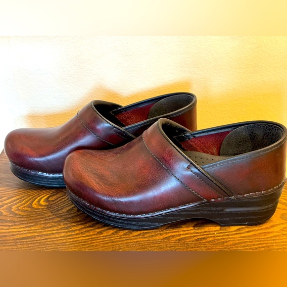 Dansko Professional Clogs - Cordovan Size 38 - Picture 1 of 7